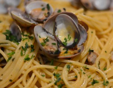Spaghetti alle vongole con prezzemolo fresco.