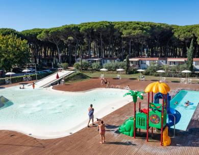 pinetasulmarecampingvillage en july-offer-campsite-cesenatico-with-mobile-homes-and-cottages-up-to-4-people-pool-and-entertainment 042