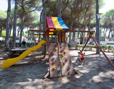 pinetasulmarecampingvillage en july-offer-campsite-cesenatico-with-mobile-homes-and-cottages-up-to-4-people-pool-and-entertainment 040