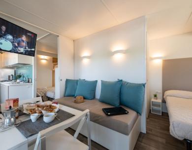 Appartement moderne avec cuisine, salon, chambre et petit-déjeuner prêt.
