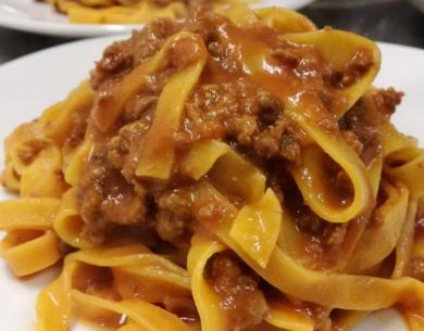 Tagliatelle al ragù, ricche e succulente, perfette per una cena confortante.