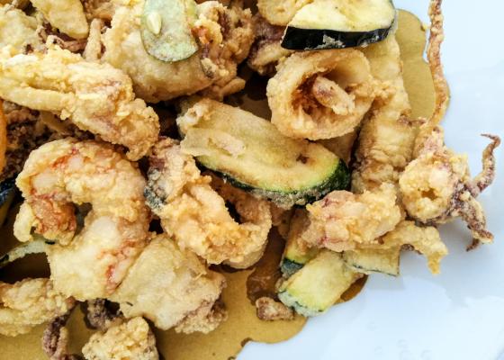 Frittura di calamari e zucchine croccanti.