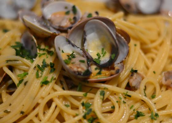 Spaghetti alle vongole con prezzemolo fresco.