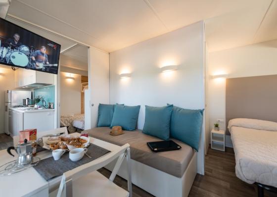 Appartement moderne avec cuisine, salon, chambre et petit-déjeuner prêt.