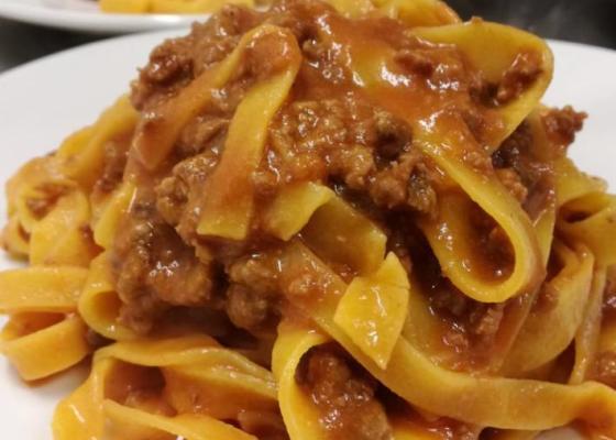 Tagliatelle al ragù, ricche e succulente, perfette per una cena confortante.